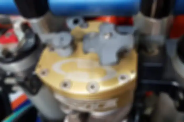 Steering damper di motor trail ada fungsinya