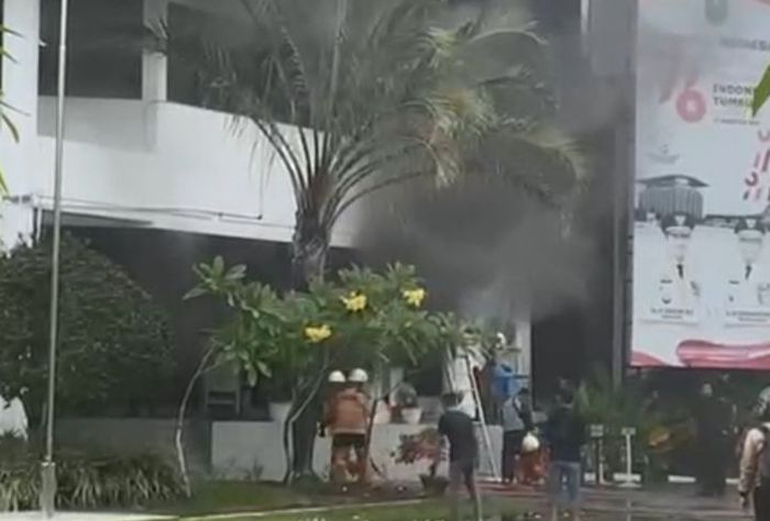 Petugas Damkar Pekanbaru saat memadamkan api di Kantor Bappeda Riau.