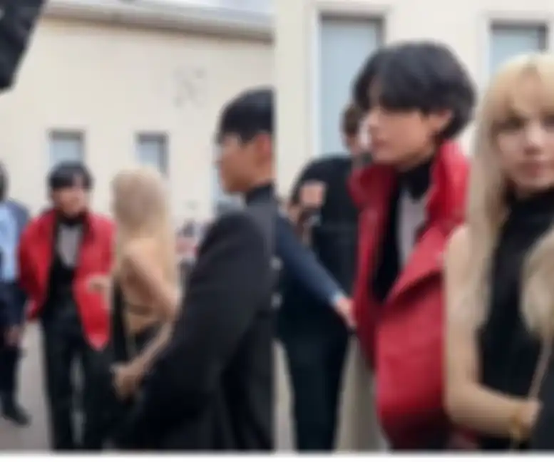Lisa terlihat menarik tangan Park Bo Gum yang menjauh darinya karena ingin agar kamera fokus memotret Lisa dan V.