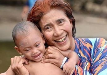 Lengser dari Jabatan Menteri, Susi Pudjiastuti Pamer Kebahagiaan Momong Cucu di Pantai