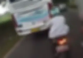 Video Detik-detik Pemotor Nyaris Diseruduk Mobil Boks, Waktu 9 Detik untuk Selamatkan Diri