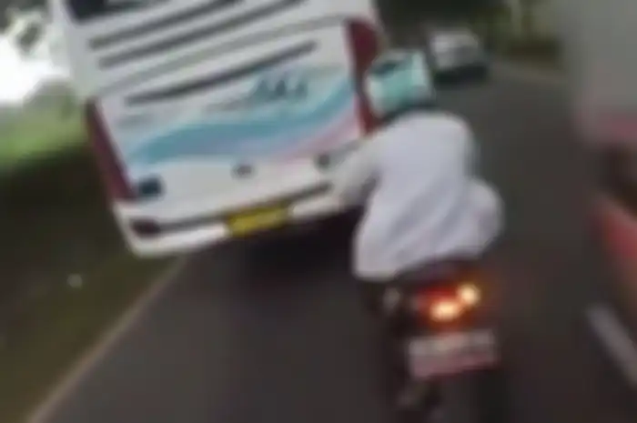 Pemotor nyaris diseruduk mobil boks karena maksa menyalip bus di depannya.