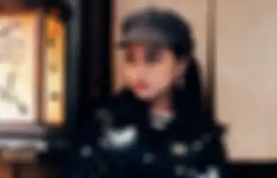 5 Ide Tampil Trendi Anti Ribet Pakai Jeans Hitam ala Gege Elisa