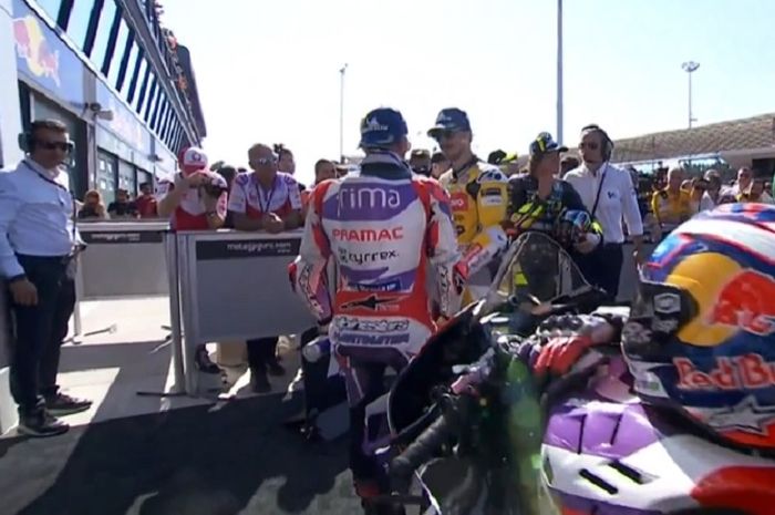 Jorge Martin (Prima Pramac Ducati) dan Francesco Bagnaia (Ducati Lenovo) bersalaman di parc ferme usai balapan MotoGP San Marino 2023 di Sirkuit Misano, Italia, Minggu (10/9/2023).