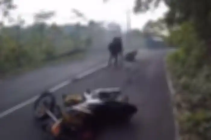 Kecelakaan akibat pemotor melanggar garis putih tanpa putus.