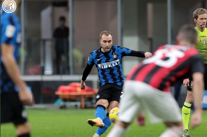 Christian Eriksen ketika mencetak gol tendangan bebas dalam duel Coppa Italia antara Inter Milan vs AC Milan di Giuseppe Meazza, 26 Januari 2021.