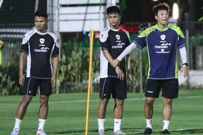 Asisten pelatih khusus penyerang timnas Indonesia, Yeom Ki-hun (kiri), sedang memberikan menu latihan kepada Hokky Caraka (tengah) dan Dimas Drajad (kanan) di Lapangan A, Senayan, Jakarta, Sabtu (31/8/2024).