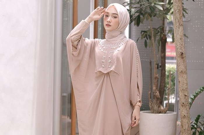 Model kaftan modis warna pastel buat halal bihalal 2022
