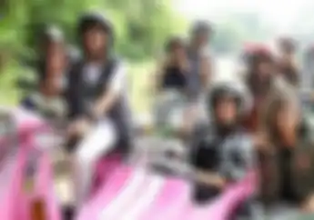 Selalu Tampil Anggun di TV, Najwa Shihab Bisa Cuek Juga Saat Naik Motor Vespa Warna Pink