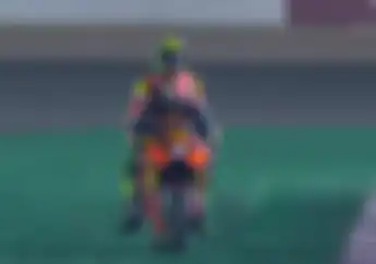 Video Detik-detik Motor  Andrea Iannone Percikan Api Usai Tersungkur, Langsung Dibonceng Johann Zarco