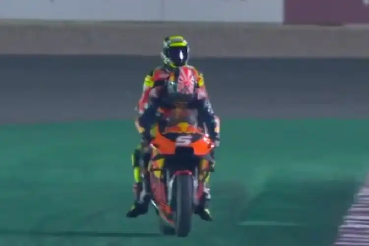 Video Detik-detik Motor  Andrea Iannone Percikan Api Usai Tersungkur, Langsung Dibonceng Johann Zarco