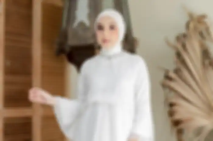 Outfit hijab pakai tunik putih buat Idul Adha 2023