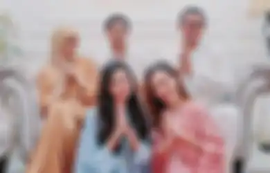 Kepoin Gaya Kompak Beby Tsabina dan Keluarga Saat Lebaran. Family Goals!