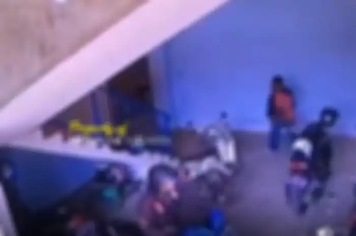 Gak ada takutnya, beraksi di siang hari bolong kawanan maling motor acungkan pistol ke warga 