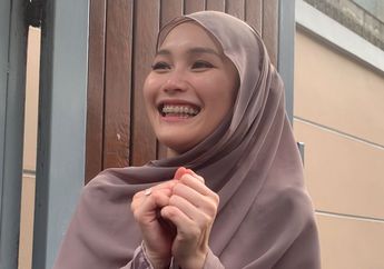 Tak Kuasa Tahan Tangis Saat Salat Idulfitri, Ayu Ting Ting Diam-diam Langitkan Doa Minta Jodoh