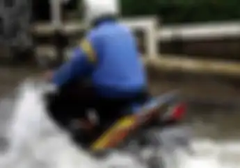 Setelah Hujan Jalan Tergenang Banjir, Begini Teknik Pengereman yang Benar 