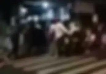 Puluhan Warga Geram, Gengster Ditangkap dan Injak-injak di Jalanan, Pelaku Nangis Ketakutan