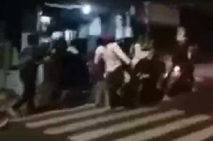 Gengster ditangkap dan diinjak-injak warga yang geram.