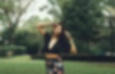 Pengin Tampil Keren Pakai Crop Top Hitam? Tiru 4 OOTD Sitha Marino, Yuk!