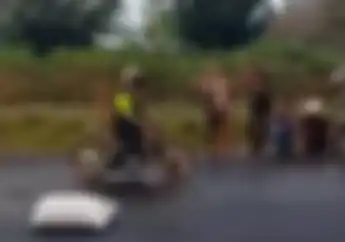 Bahaya, Video Joki Balap Drag Bike Hilang Kendali, Motor Ngeblong Hajar Tumpukan Karung