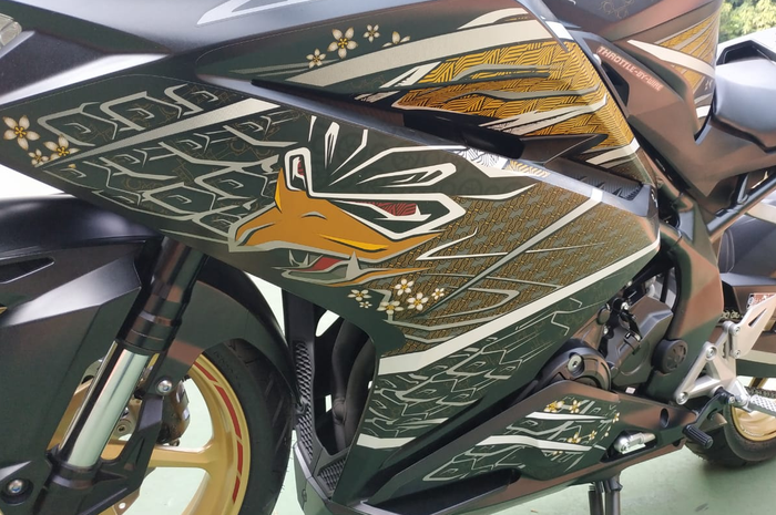 Sisi kiri CBR250RR SE terpampang gambar Garuda dengan motif batik