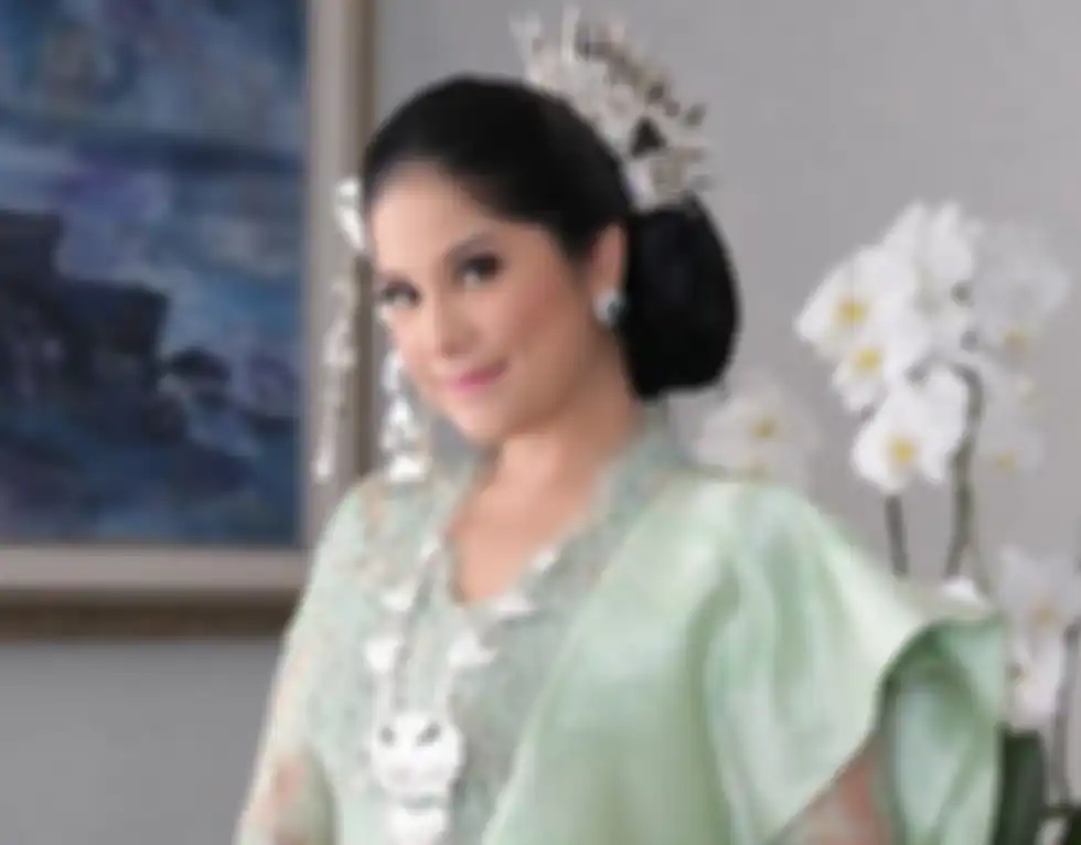 Usai Tampil Anggun Pakai Kebaya Kurung, Annisa Pohan Tampil Beda dalam Balutan Mini Dress Batik