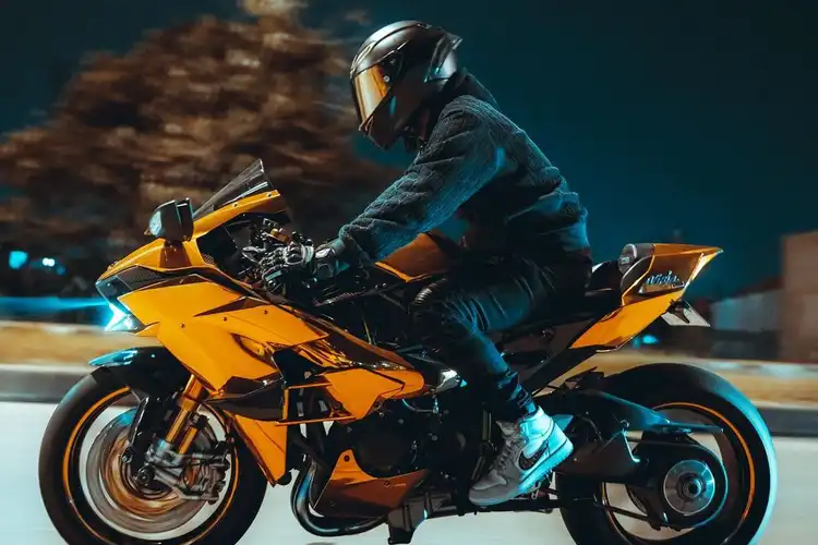 Bagi-Bagi Duit Rp 100.000 Saat PPKM Darurat, Doni Salmanan Modifikasi Motornya Kayak Sultan Dubai
