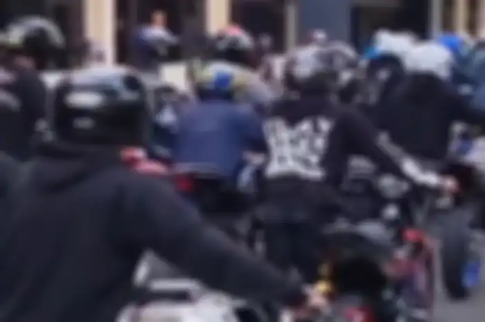 ILustrasi pengendara motor yang pakai knalpot brong