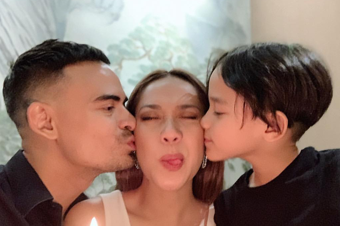 Mendiang Ashraf Sinclair bersama BCL dan Noah Sinclair 