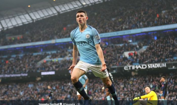 Gelandang Manchester City, Phil Foden, merayakan golnya dalam laga melawan Tottenham Hotspur pada pekan ke-35 Liga Inggris di Stadion Etihad, 20 April 2019.