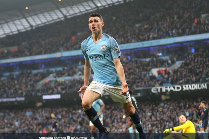 Gelandang Manchester City, Phil Foden, merayakan golnya dalam laga melawan Tottenham Hotspur pada pekan ke-35 Liga Inggris di Stadion Etihad, 20 April 2019.