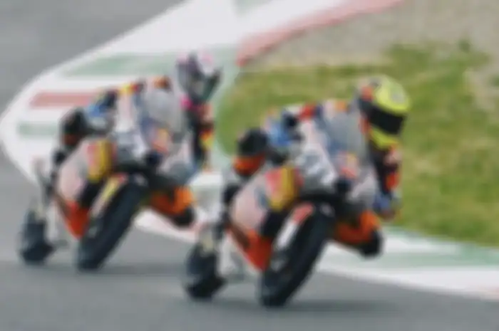 Pembalap Indonesia Fadillah Arbi Aditama (93) berhasil naik satu peringkat di klasmen sementara Red Bull Rookies Cup 2022
