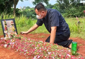 Berpakaian Serba Gelap, Vicky Prasetyo Nyekar di Makam Ibunda Kalina Ocktaranny, Langsung Bacakan Surat Yasin