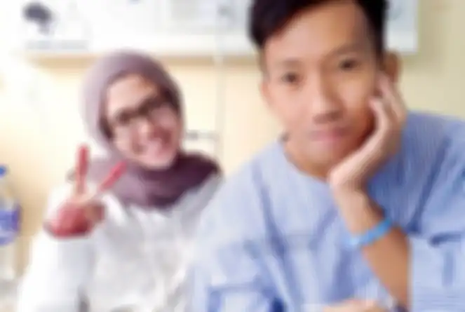 Pasangan Fatheen dan Amirudin, yang harus ikhlas menghabiskan hari pernikahan mereka di rumah sakit.