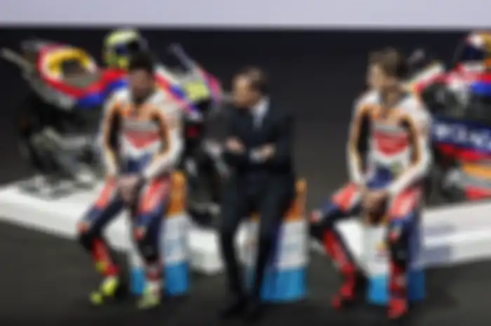 Tidak sangka bos Repsol Honda Team Albero Puig (tengah) pegang rekor tak pernah dilupakan di sirkuit MotoGP Spanyol, ini faktanya