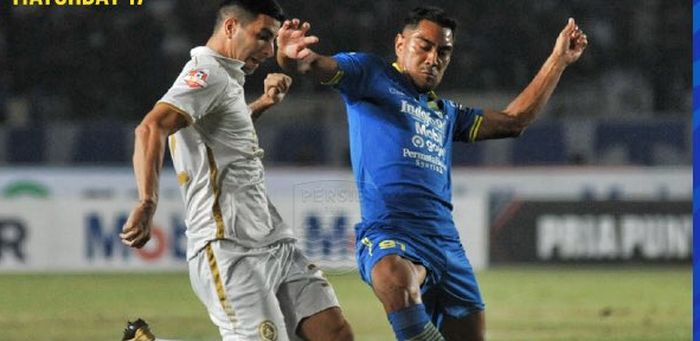 Aksi pemain Persib Bandung, Omid Nazari (kanan), mengahalau bola dari kaki gelandang PSS, Brian Ferreira (kiri), pada laga pekan ke-17 Liga 1 2019 di Stadion Si Jalak Harupat, Soreang, Kabupaten Bandung, Jumat (30/8/2019).