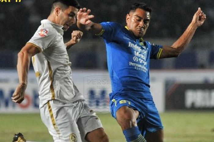 Aksi pemain Persib Bandung, Omid Nazari (kanan), mengahalau bola dari kaki gelandang PSS, Brian Ferreira (kiri), pada laga pekan ke-17 Liga 1 2019 di Stadion Si Jalak Harupat, Soreang, Kabupaten Bandung, Jumat (30/8/2019).