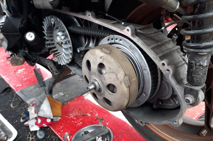 Foto ilustrasi CVT dibongkar. Jangan lupa servis CVT motor matic, catat waktu idealnya.