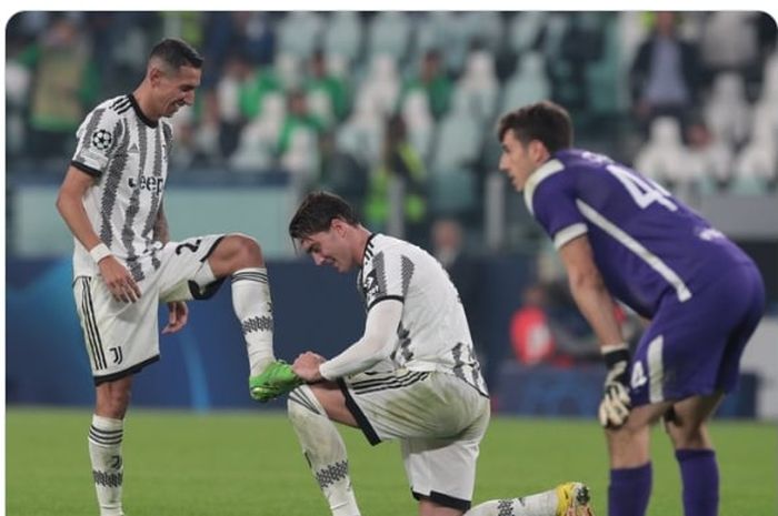 Angel Di Maria (kiri) bersama Dusan Vlahovic dalam duel Juventus vs Maccabi Haifa di Liga Champions (5/10/2022).