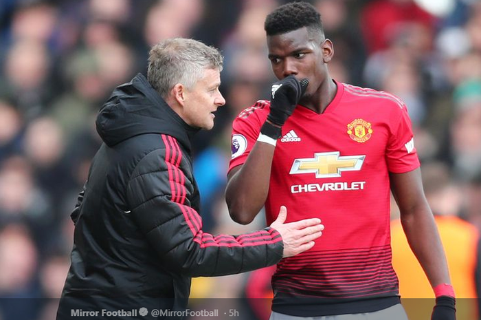 Pelatih Manchester United, Ole Gunnar Solskjaer (kiri), berbicara dengan gelandang Paul Pogba.