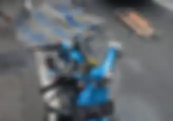 Pengendara Motor Klasik Tewas Setelah Dilindas Truk Tangki, Honda C70 Warna Biru Rusak Total