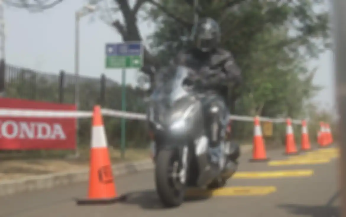Motor matik bergenre adventure terbaru Honda ADV150 langsung merasakan first rider diajak simulai beraneka medan jalan.