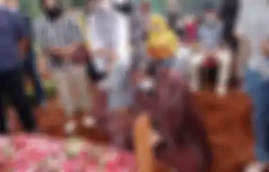 Tangis Dewi Natalia Pecah Iringi Prosesi Pemakaman sang Suami, Terungkap Penyakit yang Renggut Nyawa Hilman Hariwijaya