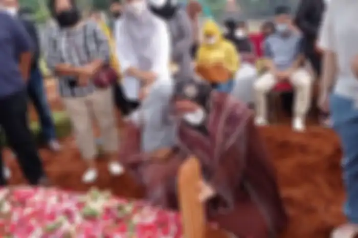 Pemakaman Hilman Hariwijaya di TPU Jombang, Tangerang Selatan, Rabu (9/3/2022).