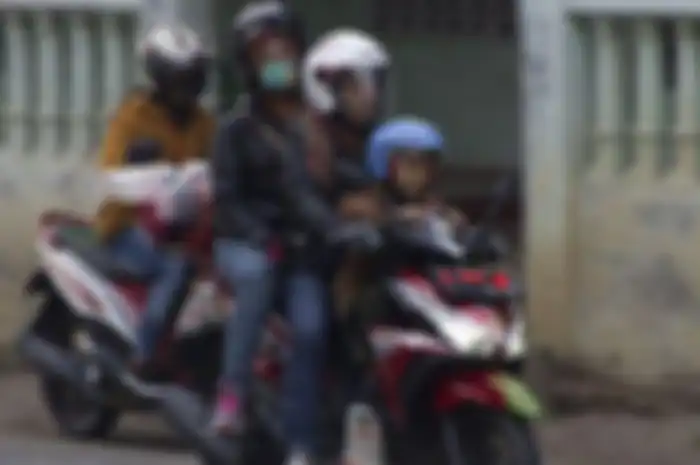 Jangan lagi bonceng anak-anak di depan, tega bener anak sendiri dijadikan airbag.