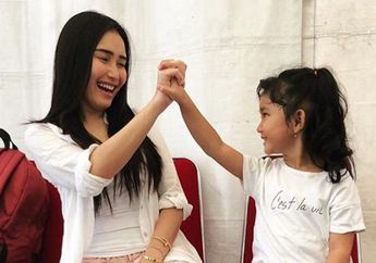 Saking Gemasnya, Ayu Ting Ting Berharap Anaknya Tidak Lekas Besar