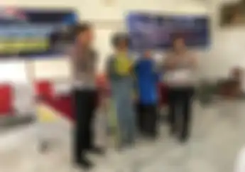 Keren, Siswa Ini Dapat Helm Gratis Dari Polisi Saat Sosialisasi Operasi Zebra 2022
