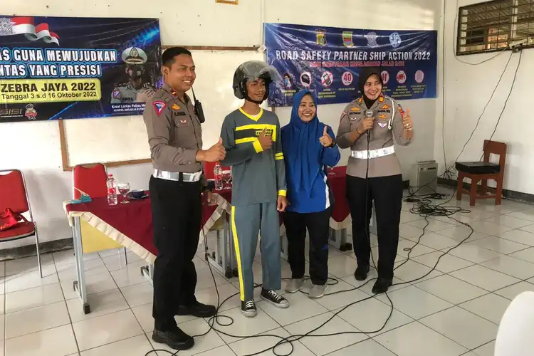 Keren, Siswa Ini Dapat Helm Gratis Dari Polisi Saat Sosialisasi Operasi Zebra 2022
