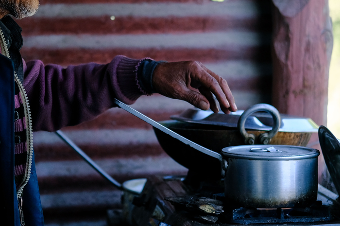 Ilustrasi memasak dengan panci aluminium