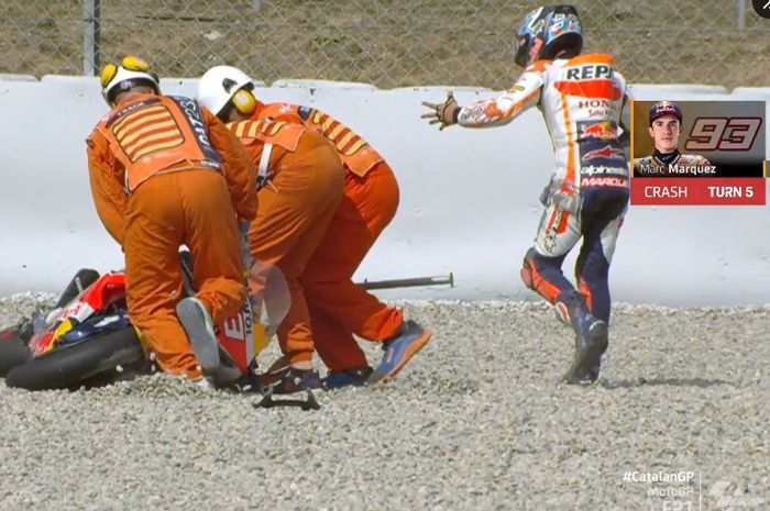 Marc Marquez (Repsol Honda) mengalami kecelakaan di tikungan 5 Sirkuit Catalunya, Barcelona, Spanyol pada sesi latihan (FP1) MotoGP Catalunya 2023, Jumat (1/9/2023).